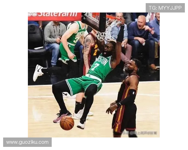 霍勒迪妙传助攻穆雷外线稳射三分掀起球队进攻高潮